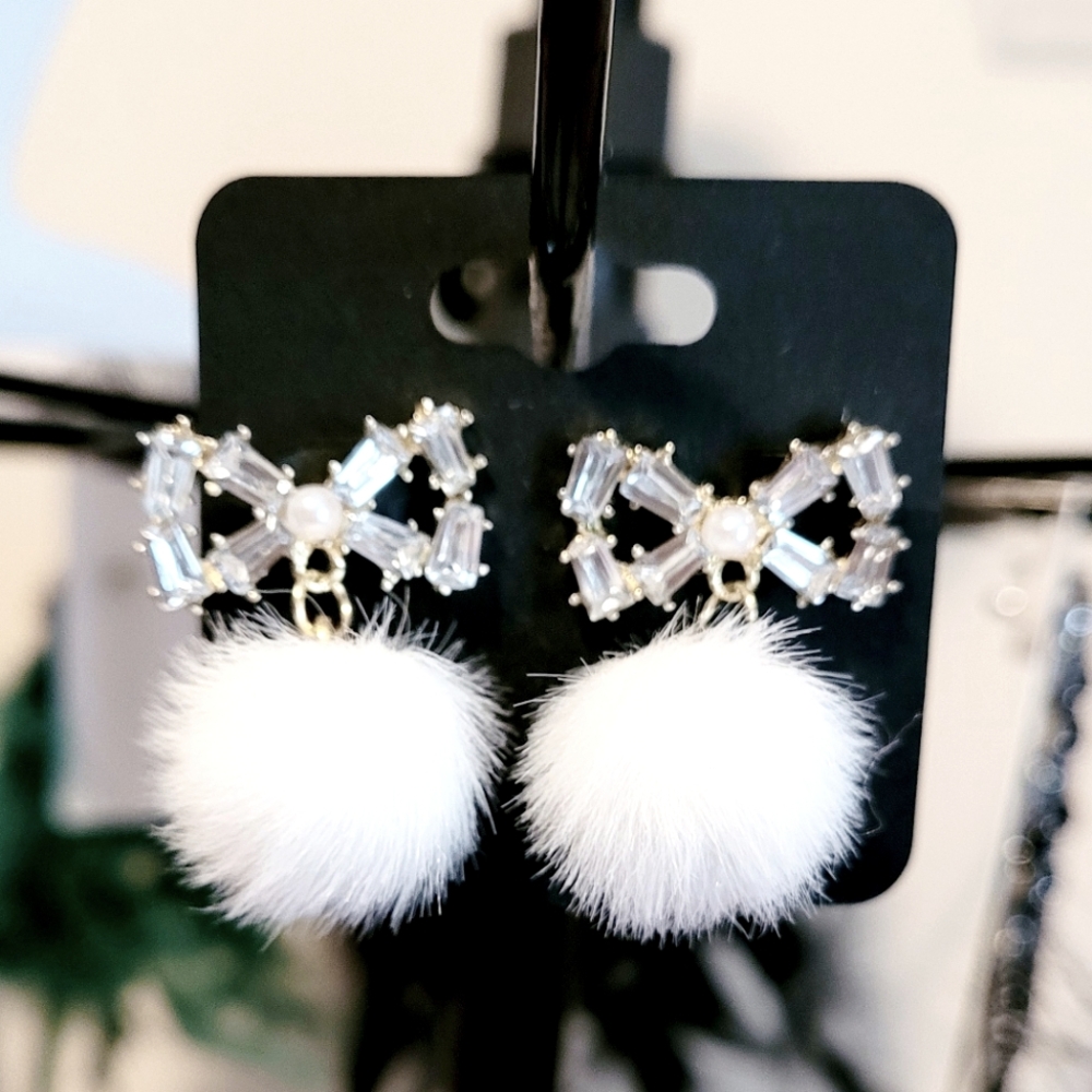 🌺White Feather Pom Pom Earings Cocktail Earings Statement Earings